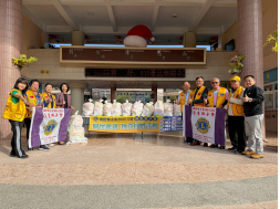 141224本會捐贈台中市立光榮國中弱勢學生家庭民生物資社服活動讓學子安心就學