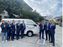 12/25捐贈台中市政府復康巴士