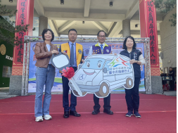 12/25捐贈台中市政府復康巴士